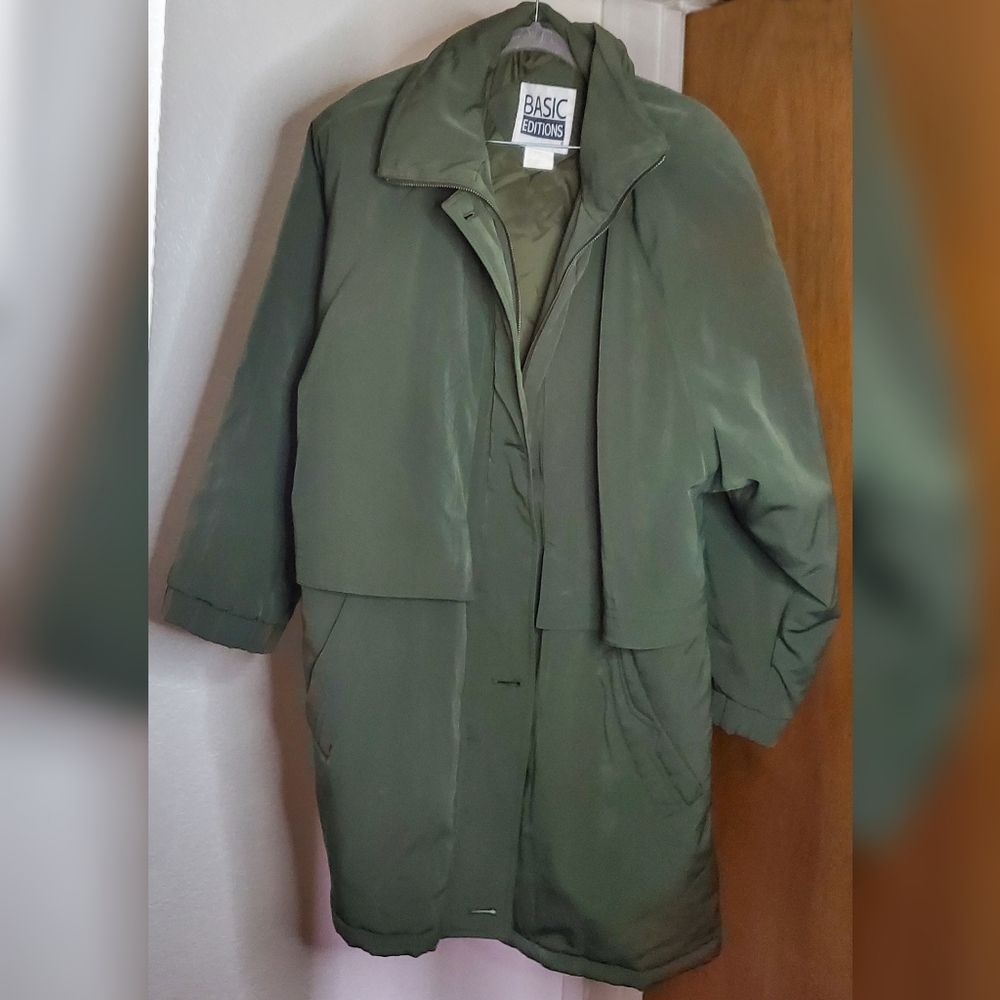 Basic Edition Puffer Coat in Green